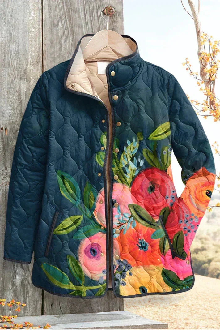 Wilma Steppjacke mit Blüten auf Marine – tiefes Marineblau mit großen gemalten Blüten in Koralle, Rosa und Grün auf einer Seite – Stefan Berlin