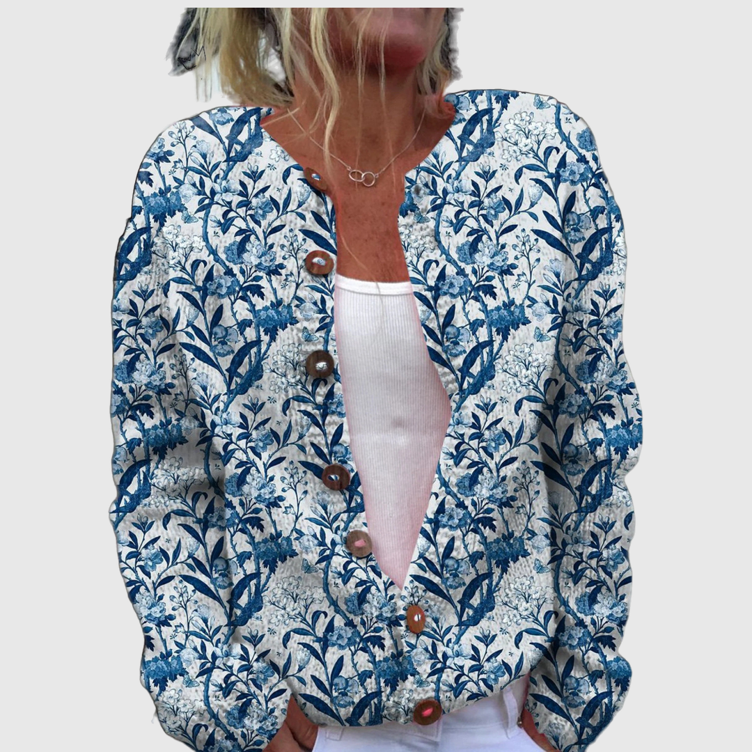 Karin Cardigan mit kunstvollen blauen Blättern und Ranken auf Weiß – Stefan Berlin