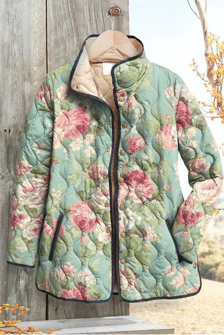 Gesa Steppjacke mit großen Rosen in Salbei – weiches Salbeigrün mit großen Rosen in Rosé und Weiß und einer großzügigen Steppung – Stefan Berlin