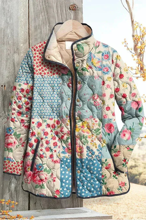 Karoline Steppjacke im Blüten-Patchwork – ein Patchwork aus Feldern mit Rosen, Streublümchen und Punkten in Rosé, Mint und Creme – Stefan Berlin