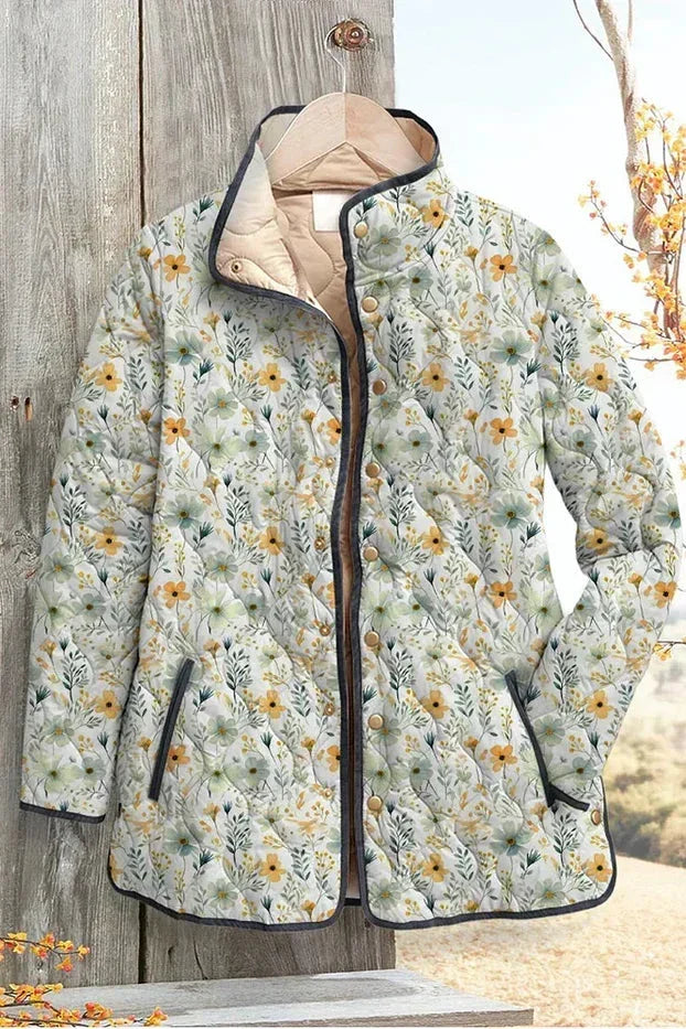Waltraud Steppjacke mit Streublümchen – heller Cremeton mit fein gestreuten Blümchen in Gelb, Blau und Grün und dunkler Paspel – Stefan Berlin