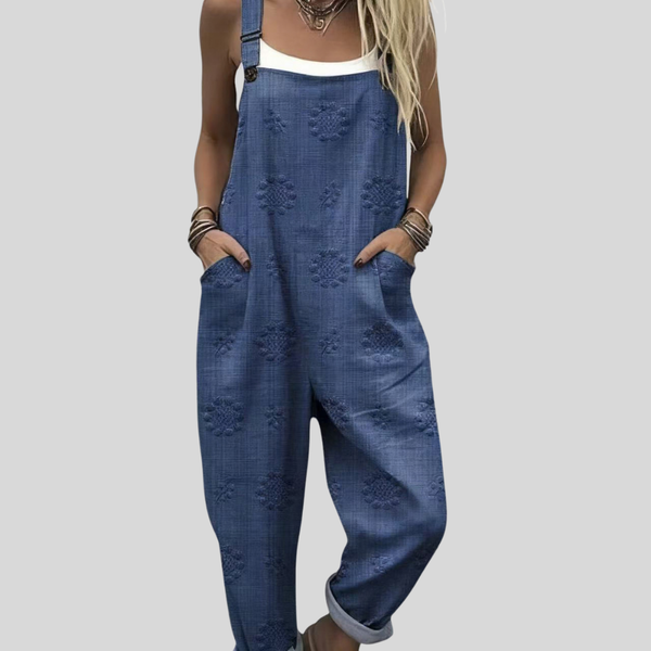 Jeansblaue Damen-Latzhose mit dezentem Ton-in-Ton-Strukturmuster aus Tupfen