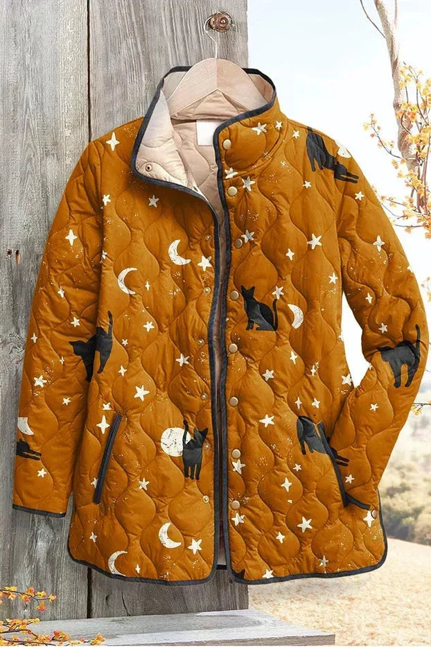 Wibke Steppjacke mit Katzen und Monden – warmes Karamellbraun mit kleinen schwarzen Katzen, Monden und Sternen – Stefan Berlin