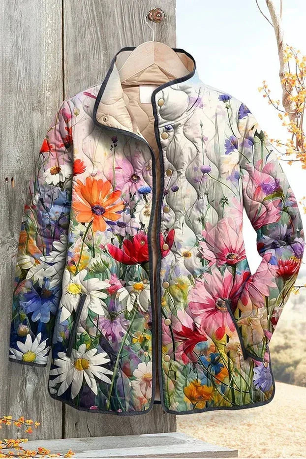 Sybille Steppjacke mit Sommerwiese – cremefarbener Grund mit einer bunten Wiese aus Margeriten, Mohn und Kornblumen – Stefan Berlin