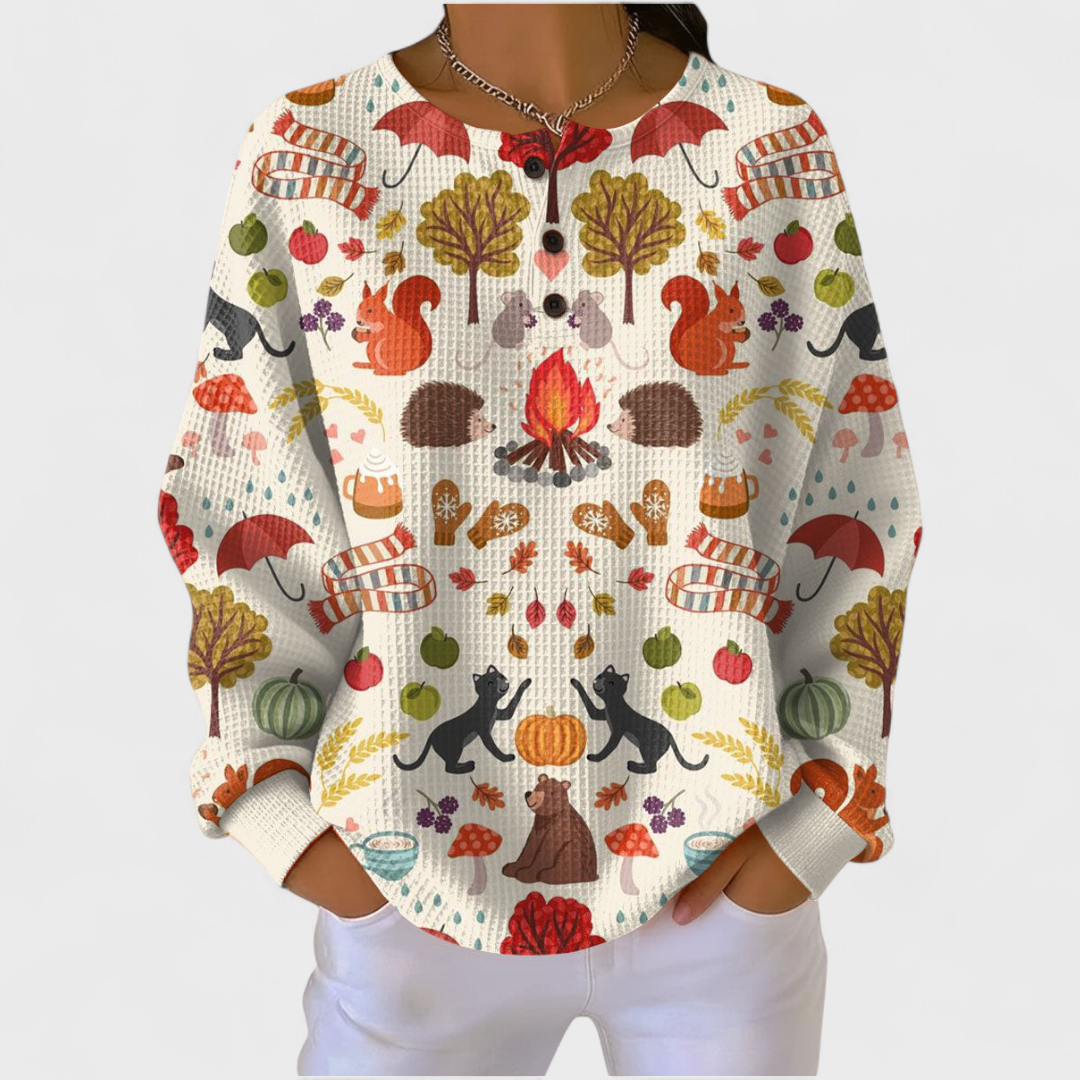 Hedda Pullover mit Herbstmotiven – cremefarbener Grund mit Igeln, Eichhörnchen, Pilzen, Kürbissen und Blättern – Stefan Berlin