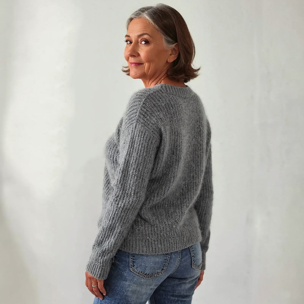 Hildegard Pullover mit Schafen in Grau – weiches Grau mit einer Reihe weißer und schwarzer Schafe über der Brust – Stefan Berlin
