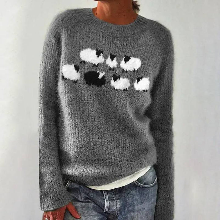 Hildegard Pullover mit Schafen in Grau – weiches Grau mit einer Reihe weißer und schwarzer Schafe über der Brust – Stefan Berlin