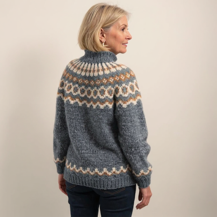 Ellinor Rollkragenpullover im Norweger-Muster – warmes Nussbraun mit einer breiten Passe in Orange, Creme und Weiß und einer wärmenden Rollkragen-Blende – Stefan Berlin