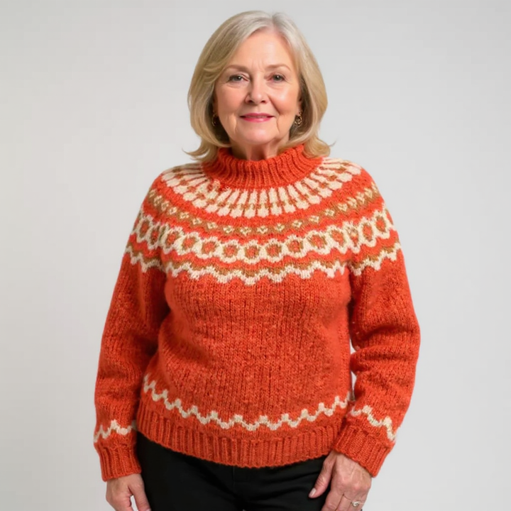 Ellinor Rollkragenpullover im Norweger-Muster – warmes Nussbraun mit einer breiten Passe in Orange, Creme und Weiß und einer wärmenden Rollkragen-Blende – Stefan Berlin