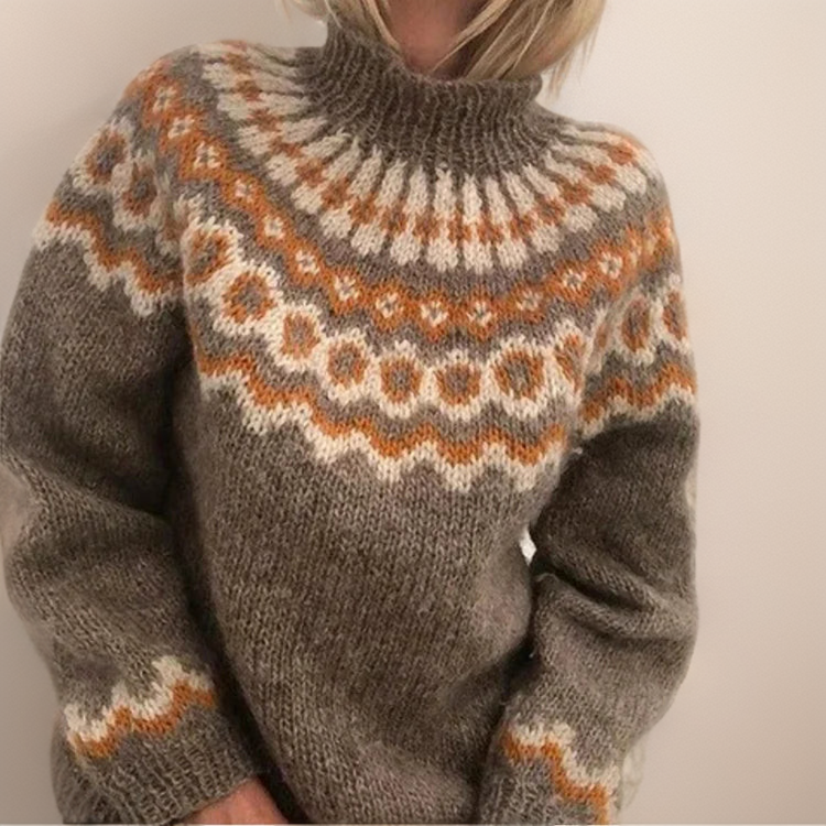 Ellinor Rollkragenpullover im Norweger-Muster – warmes Nussbraun mit einer breiten Passe in Orange, Creme und Weiß und einer wärmenden Rollkragen-Blende – Stefan Berlin