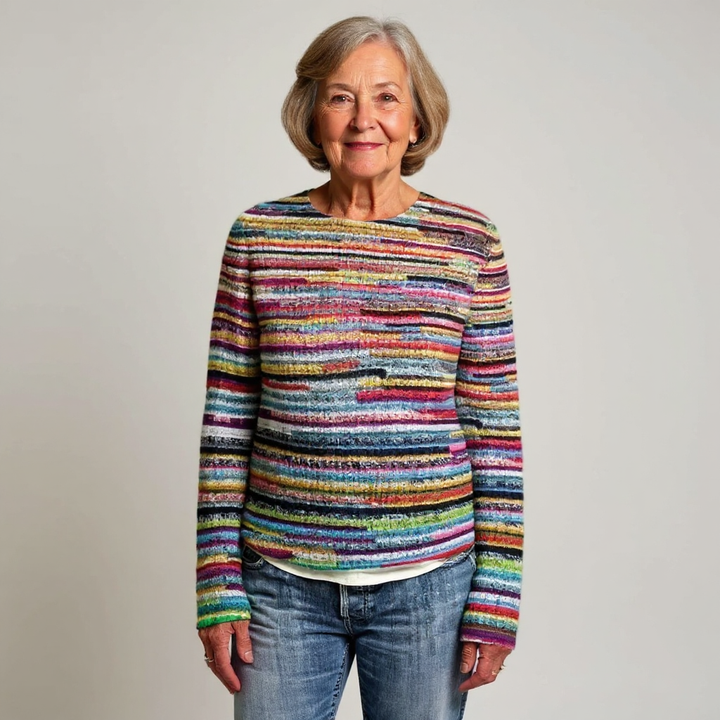 Herta Pullover in feinen Regenbogenstreifen – schmale Streifen in vielen Farben – von Rot und Blau über Gelb bis Grün – Stefan Berlin
