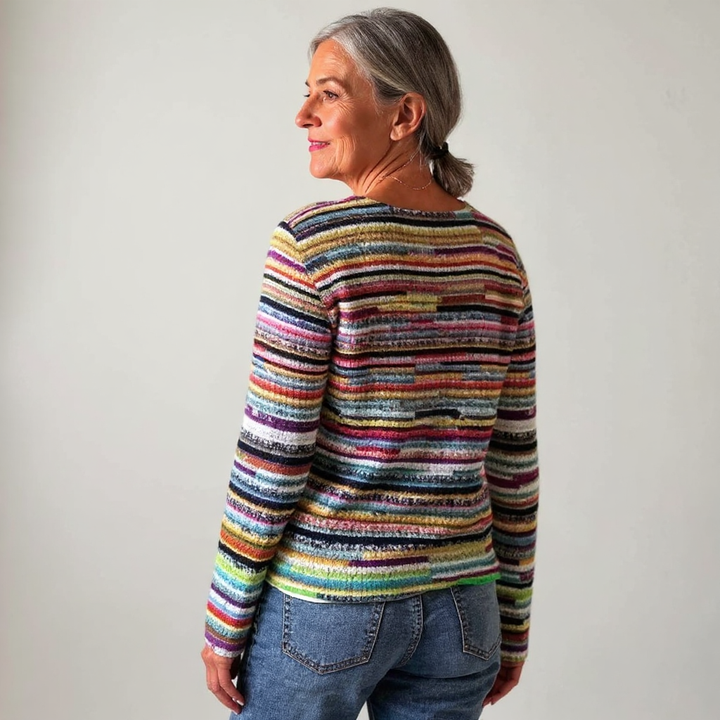 Herta Pullover in feinen Regenbogenstreifen – schmale Streifen in vielen Farben – von Rot und Blau über Gelb bis Grün – Stefan Berlin