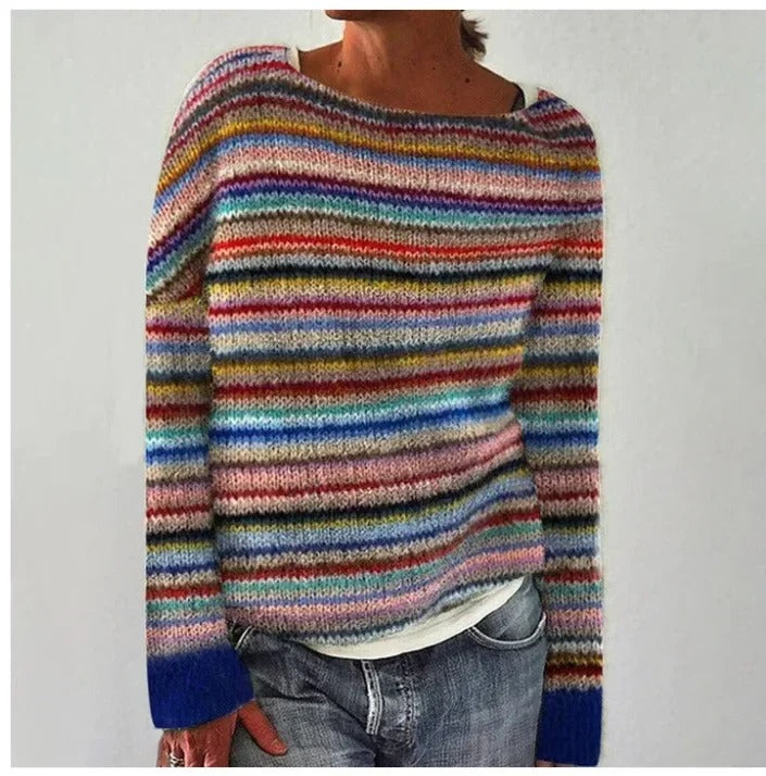 Herta Pullover in feinen Regenbogenstreifen – schmale Streifen in vielen Farben – von Rot und Blau über Gelb bis Grün – Stefan Berlin
