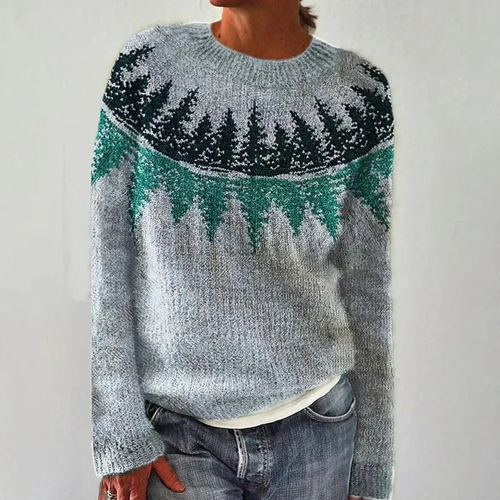 Elsbeth Pullover mit Tannenwald in Grau – helles Grau mit einem dunkelgrünen Tannenwald, der vom Saum nach oben wächst – Stefan Berlin