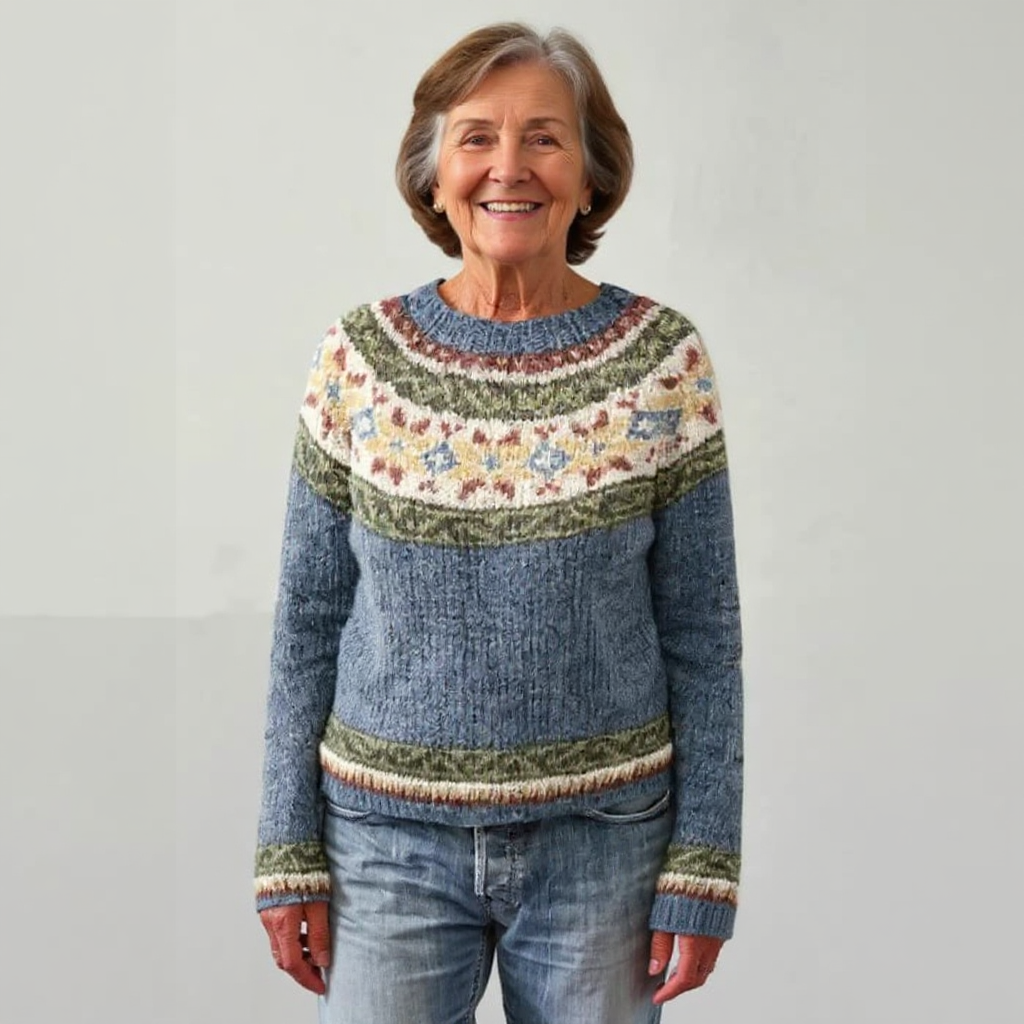 Kornelia Pullover mit Blütenpasse in Graublau – ruhiges Graublau mit einer Passe aus olivgrünen und cremefarbenen Blüten – Stefan Berlin