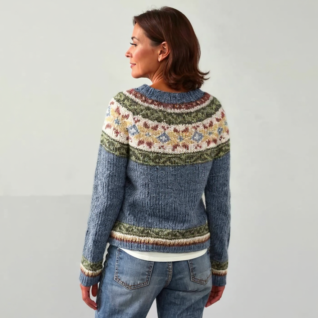 Kornelia Pullover mit Blütenpasse in Graublau – ruhiges Graublau mit einer Passe aus olivgrünen und cremefarbenen Blüten – Stefan Berlin