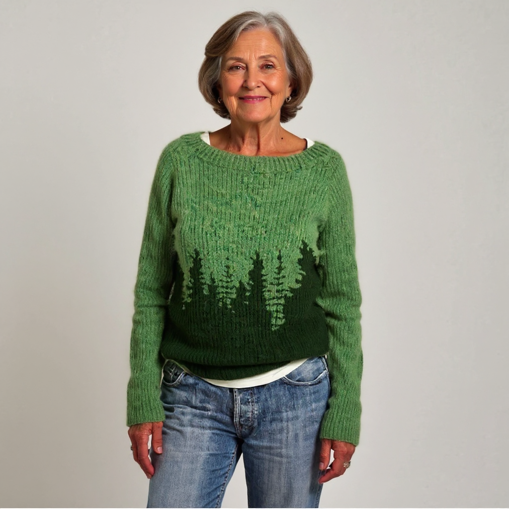 Adelheid Pullover mit Tannen in Waldgrün – tiefes Waldgrün mit einer Reihe dunkler Tannen, die sich über Brust und Rücken zieht – Stefan Berlin