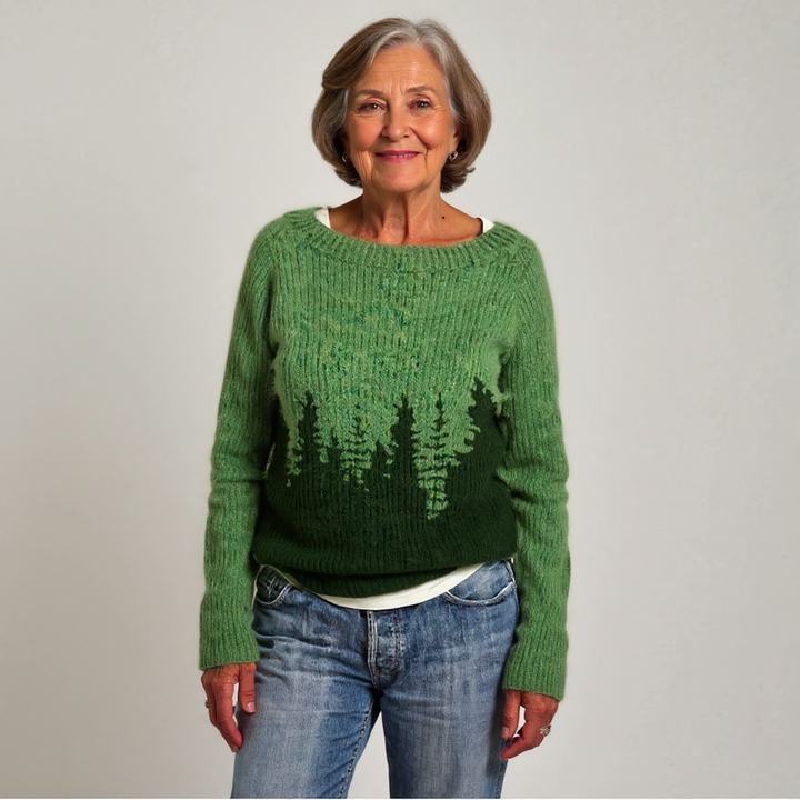 Adelheid Pullover mit Tannen in Waldgrün – tiefes Waldgrün mit einer Reihe dunkler Tannen, die sich über Brust und Rücken zieht – Stefan Berlin