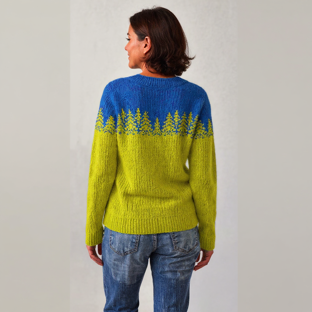 Bärbel Pullover mit Tannen in Limette – ein kräftiger Verlauf von Blau an den Schultern zu leuchtendem Limettengelb, mit einer Silhouette aus Tannen dazwischen – Stefan Berlin