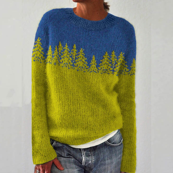 Bärbel Pullover mit Tannen in Limette – ein kräftiger Verlauf von Blau an den Schultern zu leuchtendem Limettengelb, mit einer Silhouette aus Tannen dazwischen – Stefan Berlin