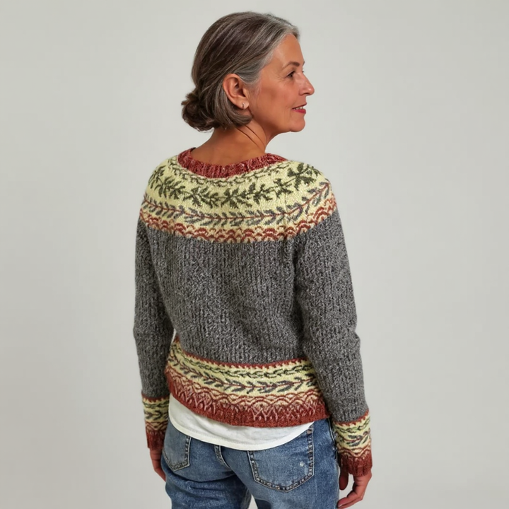 Gertrud Pullover mit Blattmuster in Oliv – warmes Graubraun mit olivgrünen und gelben Blattranken an Passe und Saum – Stefan Berlin