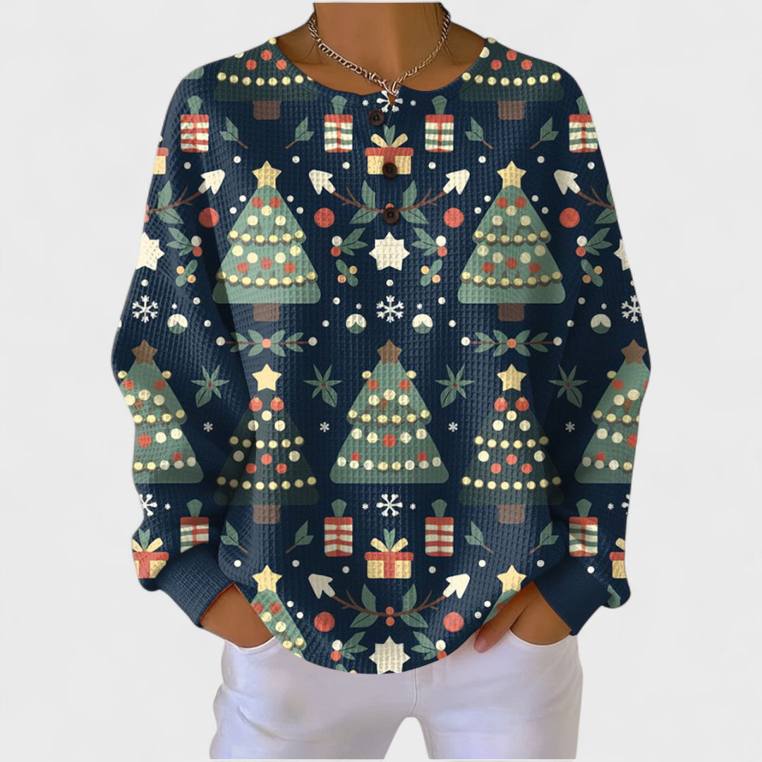 Thekla Pullover mit Weihnachtsbäumen – dunkles Marineblau mit bunten Weihnachtsbäumen, Geschenken und Sternen – Stefan Berlin