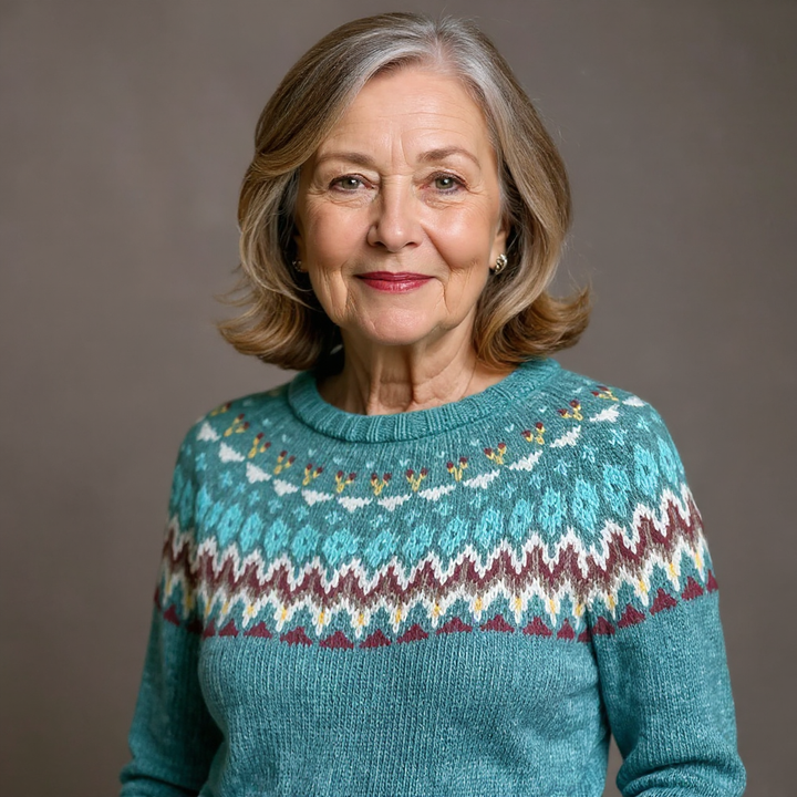 Marlis Pullover mit Norwegerpasse in Türkis – helles Türkis mit breiten Bändern in Creme, Rostrot und Braun an Passe und Saum – Stefan Berlin