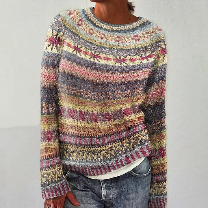 Irmgard Pullover im Norweger-Farbmix – ein Mix aus schmalen Norwegerbändern in Altrosa, Blau, Creme und Grau – Stefan Berlin