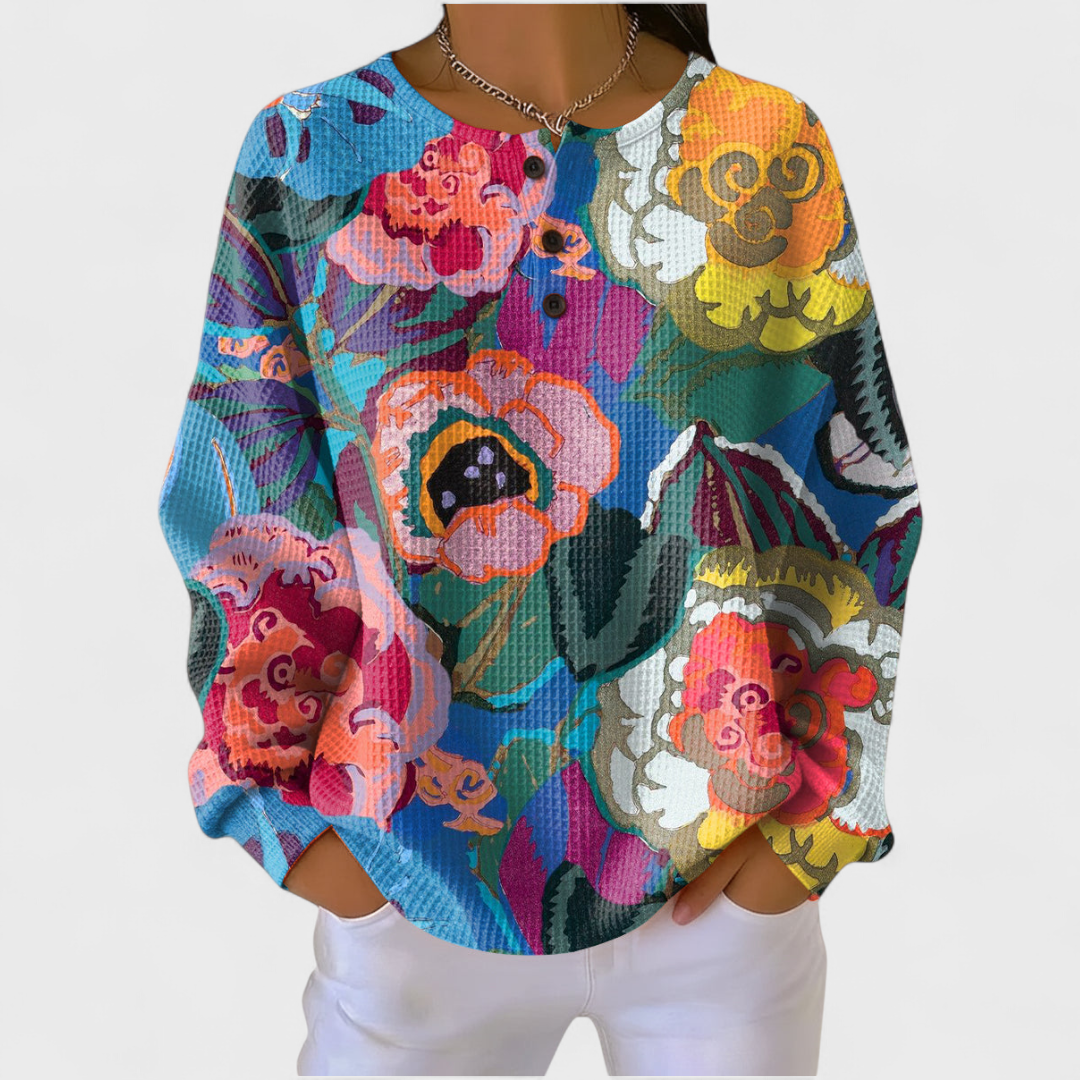 Ernestine Pullover mit Blüten in Blau – leuchtendes Blau mit großen gemalten Blüten und Blättern in Pink, Gelb und Grün – Stefan Berlin