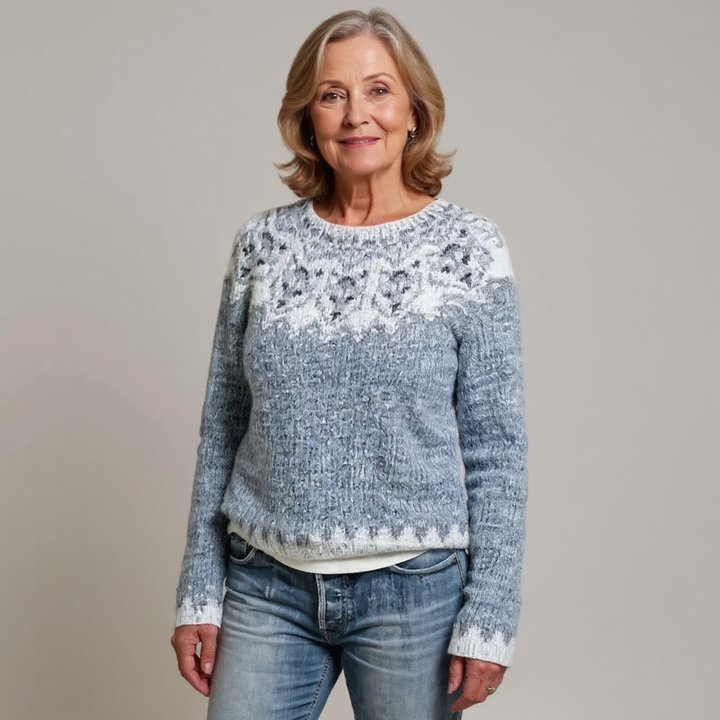 Dorothea Pullover mit Frostmuster – helles Grau mit einer weißen Norwegerpasse, die aussieht wie Raureif am Fenster – Stefan Berlin