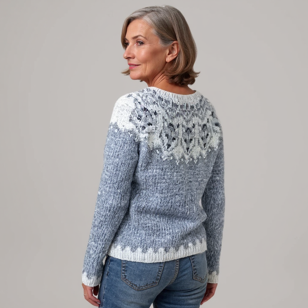 Dorothea Pullover mit Frostmuster – helles Grau mit einer weißen Norwegerpasse, die aussieht wie Raureif am Fenster – Stefan Berlin