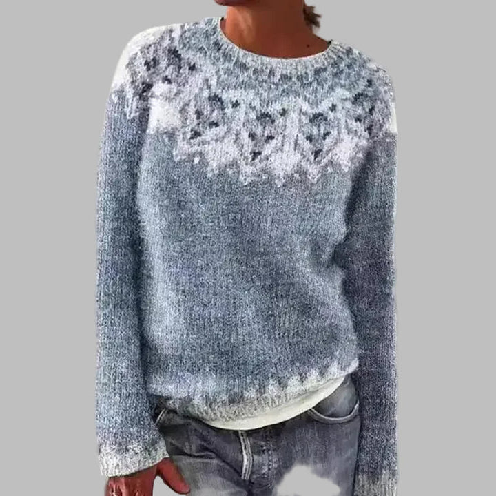 Dorothea Pullover mit Frostmuster – helles Grau mit einer weißen Norwegerpasse, die aussieht wie Raureif am Fenster – Stefan Berlin