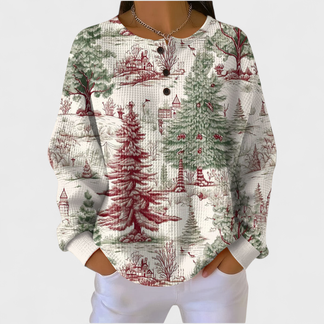 Helene Pullover mit Winterwald in Rot – heller Grund mit einem gezeichneten Wald aus roten und grünen Tannen – Stefan Berlin