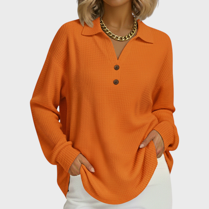 Emilie Pullover in Orange mit Kragen – ein warmes Orange mit kleinem Hemdkragen und zwei Knöpfen am Ausschnitt – Stefan Berlin
