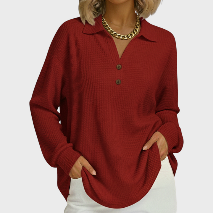 Emilie Pullover in Orange mit Kragen – ein warmes Orange mit kleinem Hemdkragen und zwei Knöpfen am Ausschnitt – Stefan Berlin