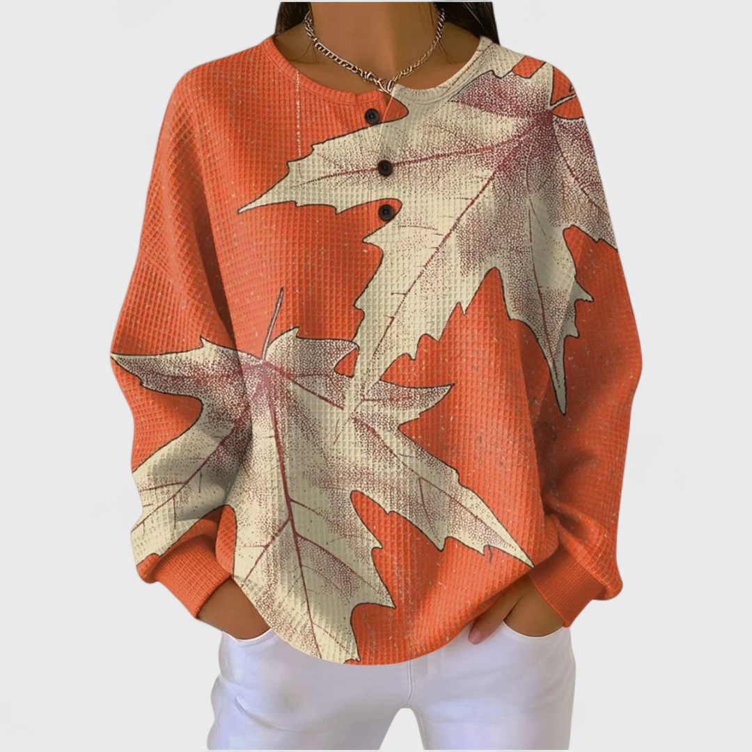 Sina Pullover mit Ahornblättern – warmes Orange mit großen gezeichneten Ahornblättern über Brust und Ärmel – Stefan Berlin