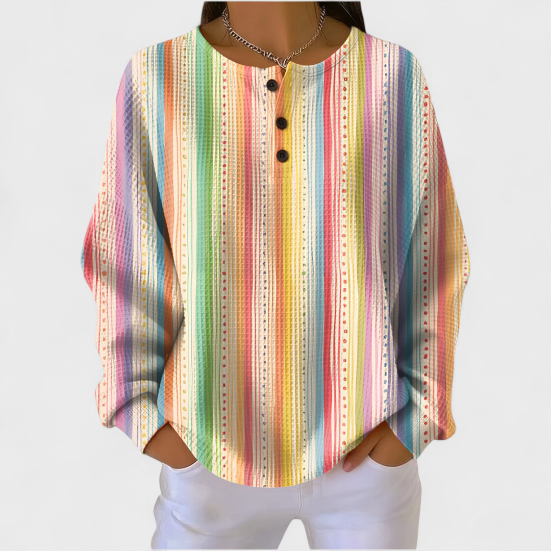 Maike Pullover in Regenbogenstreifen – schmale senkrechte Streifen in vielen hellen Farben auf Creme – Stefan Berlin