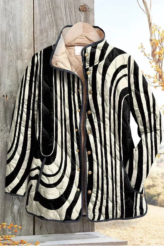 Hanne Steppjacke im Zebra-Muster – kräftige schwarz-weiße Wellenstreifen im Zebra-Look über die ganze Jacke – Stefan Berlin
