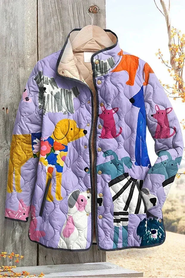 Ursel Steppjacke mit Hunden in Flieder – zarter Fliederton mit fröhlichen kleinen Hunden, Taschen und Schirmen im naiven Stil – Stefan Berlin