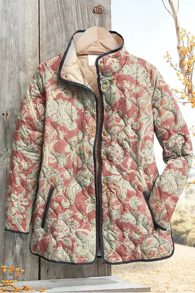 Annika Steppjacke mit Ornamenten in Altrosa – gedecktes Altrosa mit feinen Ranken und Ornamenten in Creme und Grün – Stefan Berlin