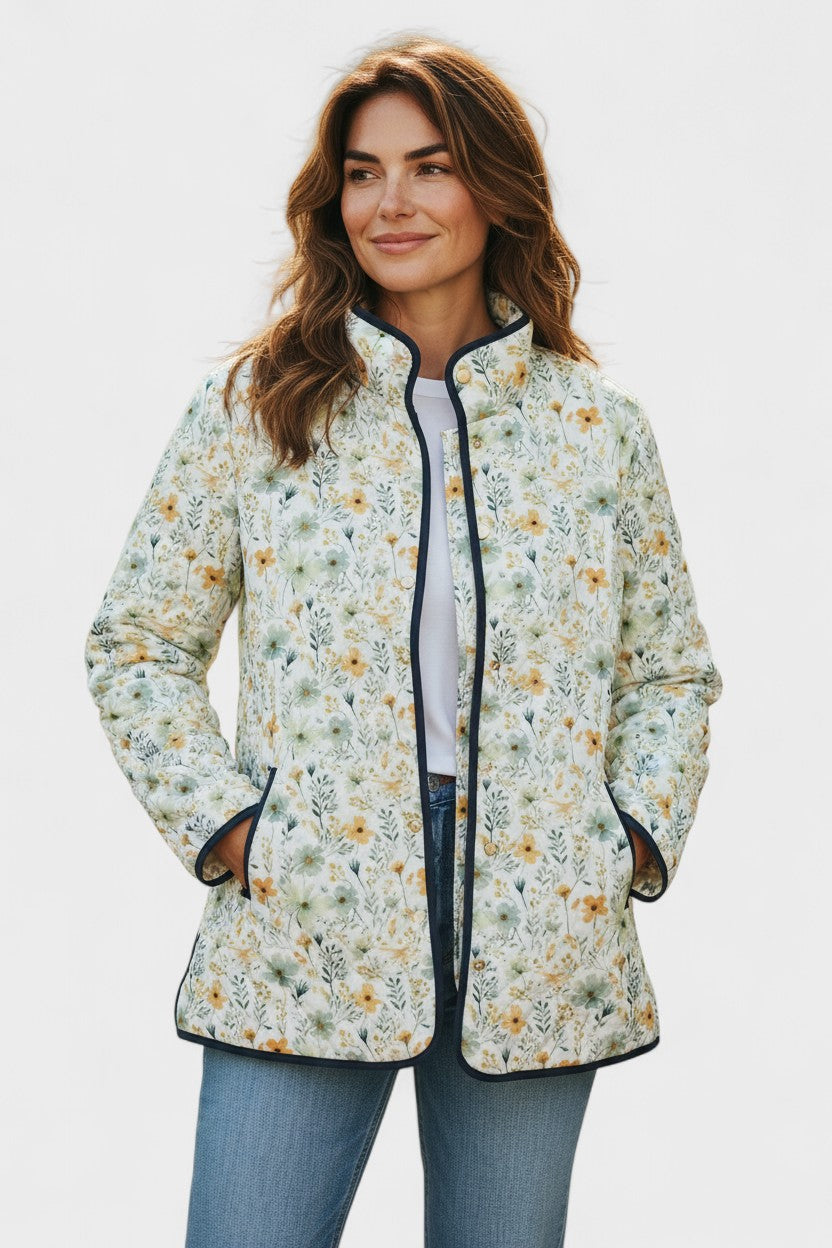Waltraud Steppjacke mit Streublümchen – heller Cremeton mit fein gestreuten Blümchen in Gelb, Blau und Grün und dunkler Paspel – Stefan Berlin