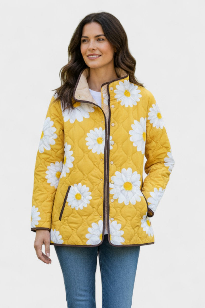 Almuth Steppjacke mit Margeriten in Gelb – sonniges Gelb mit großen weißen Margeriten über die ganze Jacke – Stefan Berlin