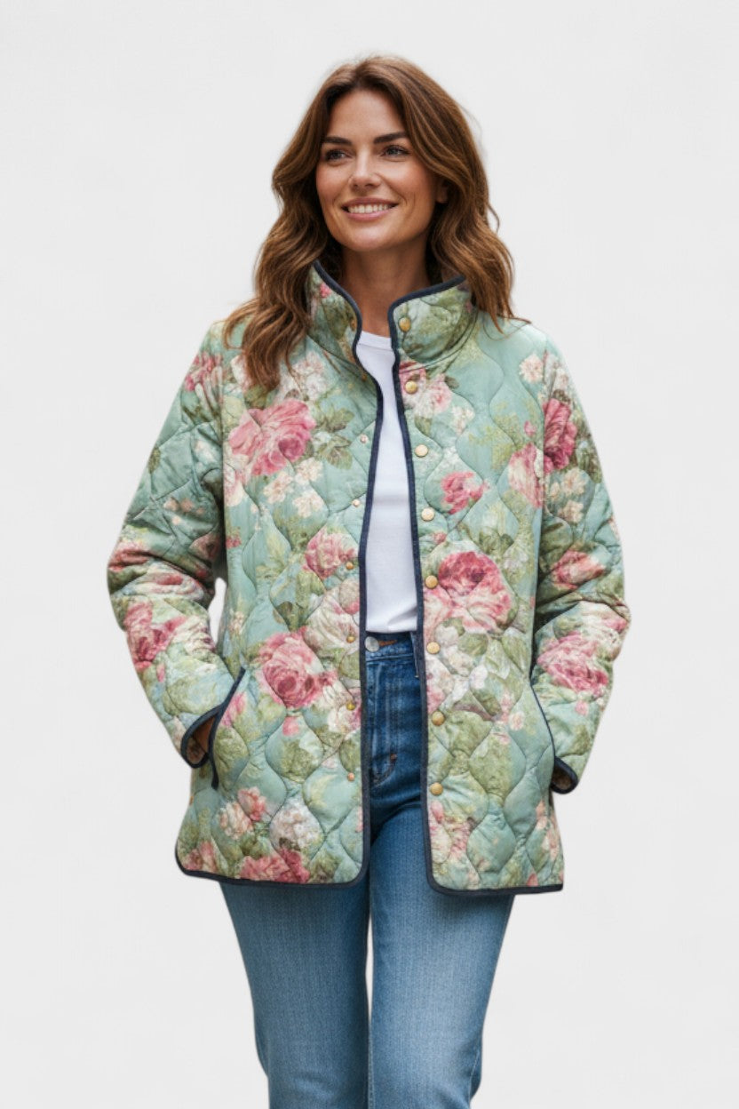 Gesa Steppjacke mit großen Rosen in Salbei – weiches Salbeigrün mit großen Rosen in Rosé und Weiß und einer großzügigen Steppung – Stefan Berlin