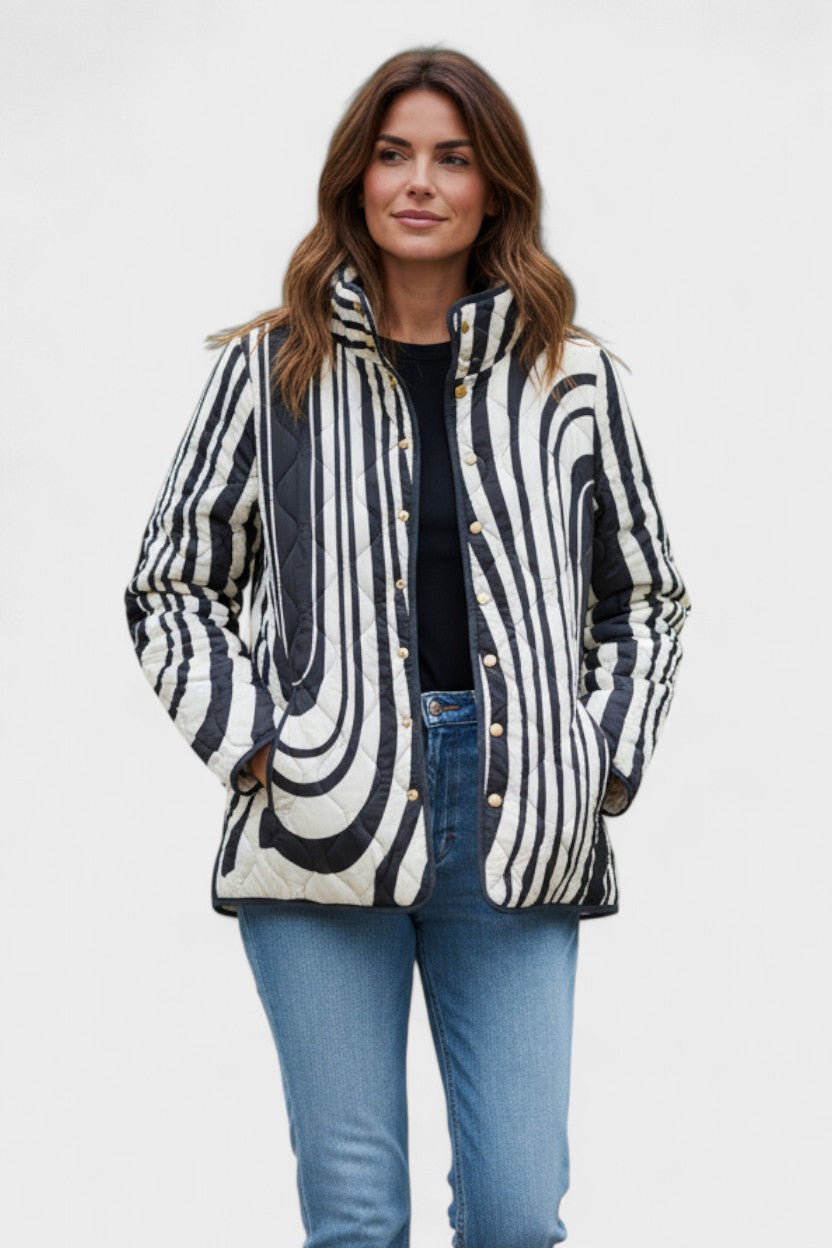 Hanne Steppjacke im Zebra-Muster – kräftige schwarz-weiße Wellenstreifen im Zebra-Look über die ganze Jacke – Stefan Berlin