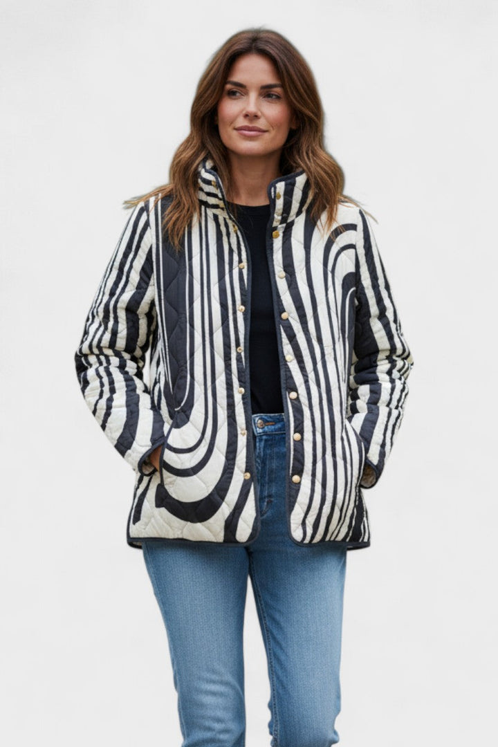 Hanne Steppjacke im Zebra-Muster – kräftige schwarz-weiße Wellenstreifen im Zebra-Look über die ganze Jacke – Stefan Berlin