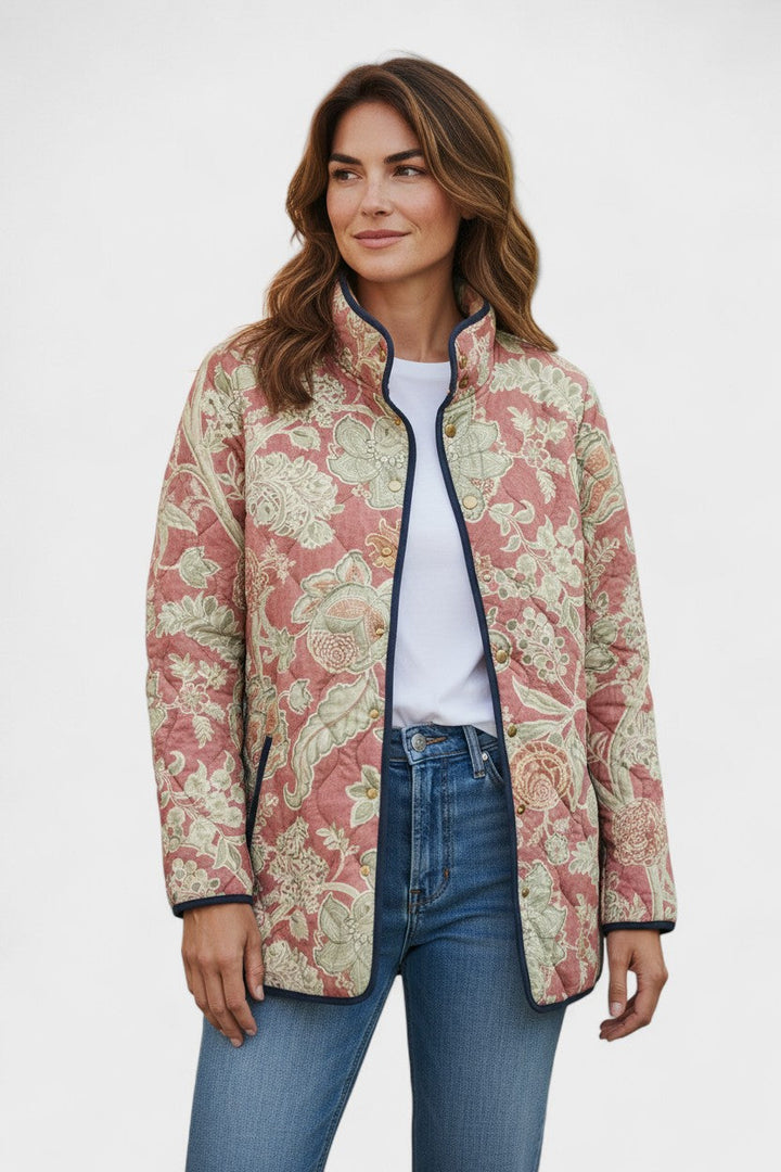 Annika Steppjacke mit Ornamenten in Altrosa – gedecktes Altrosa mit feinen Ranken und Ornamenten in Creme und Grün – Stefan Berlin