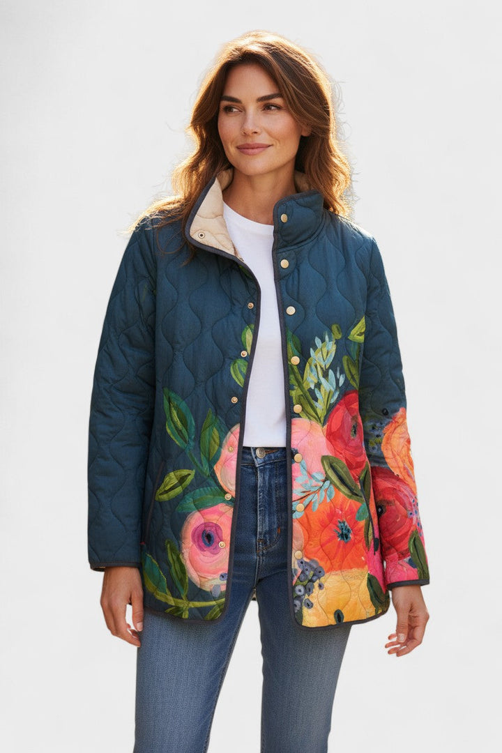 Wilma Steppjacke mit Blüten auf Marine – tiefes Marineblau mit großen gemalten Blüten in Koralle, Rosa und Grün auf einer Seite – Stefan Berlin