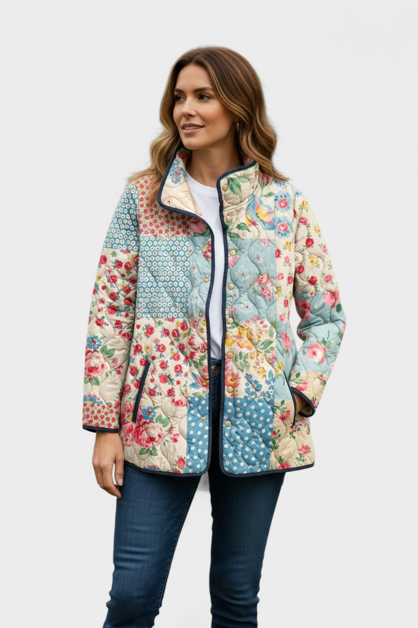 Karoline Steppjacke im Blüten-Patchwork – ein Patchwork aus Feldern mit Rosen, Streublümchen und Punkten in Rosé, Mint und Creme – Stefan Berlin