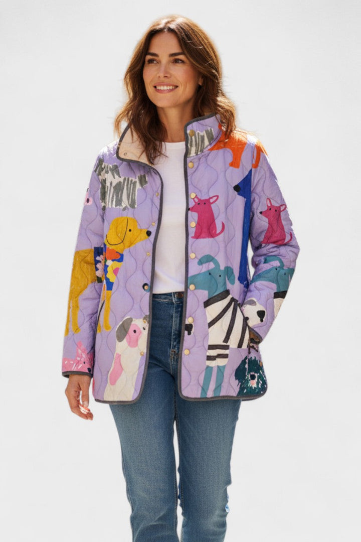 Ursel Steppjacke mit Hunden in Flieder – zarter Fliederton mit fröhlichen kleinen Hunden, Taschen und Schirmen im naiven Stil – Stefan Berlin