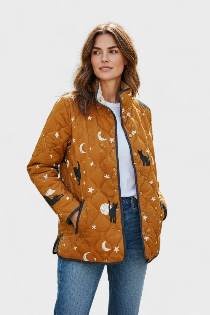 Wibke Steppjacke mit Katzen und Monden – warmes Karamellbraun mit kleinen schwarzen Katzen, Monden und Sternen – Stefan Berlin